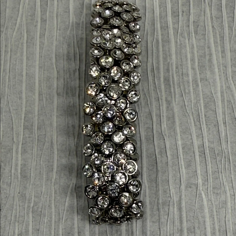 Elegant Silver tone bezel set rhinestone stretch Bracelet so pretty